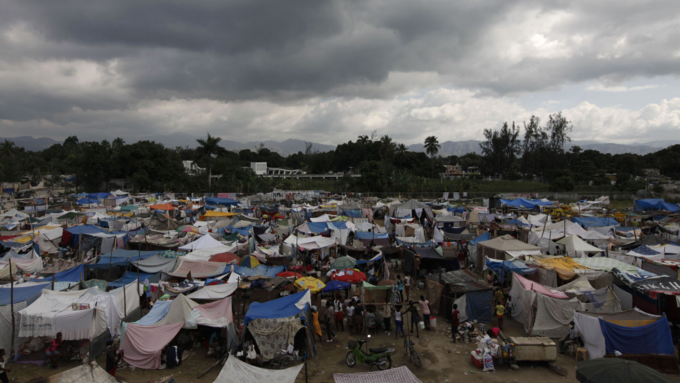 Locals living in make-shift tents waiting for basic assistance after M 7.0 earthquake hit Haiti (Image Credit: CNN).