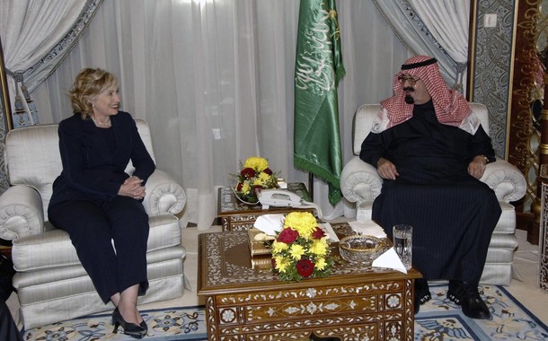 King Abdullah of Saudi Arabia met with Secretary of State Hillary Clinton in Riyadh at the Royal Palace on February 15, 2010. (Credit: REUTERS/Saudi Press Agency/Handout)